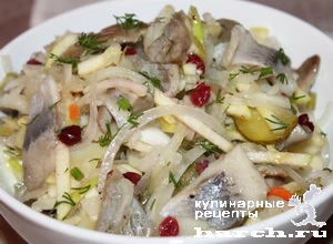 salat-is-soleniy-s-seldiu-i-yablokom-russkiy-razmah_10