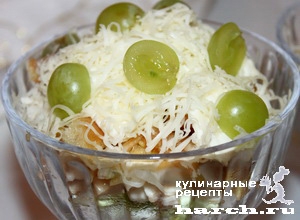 salat-kokteil-is-kurici-s-suharikami-i-vinogradom_14