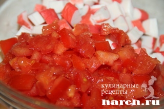 salat is krabovih palochek s pomidorami rozoviy korall_1