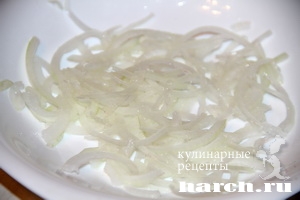 salat is govyadini s yaichnimi blinchikami myasnoy etud_1