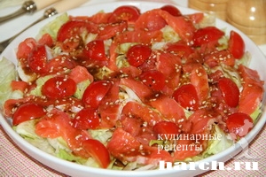 salat s krasnoy riboy i pomidorami volshebniy_4