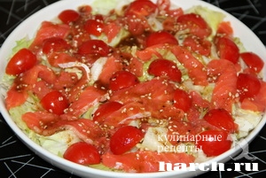 salat s krasnoy riboy i pomidorami volshebniy_5