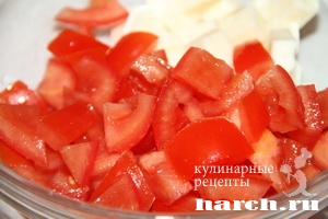salat is pomidorov s brinzoy i kedrovimi oreshkami ruminskiy_3