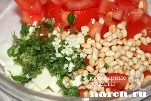 salat is pomidorov s brinzoy i kedrovimi oreshkami ruminskiy_4
