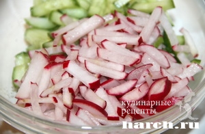 salat is svegih ogurcov s redisom i yablokom_1