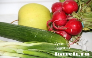 salat is svegih ogurcov s redisom i yablokom_7