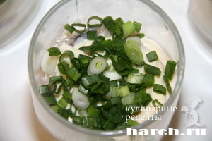 salat v bokale s seldiu i krasnoy ikroi po-norvegsky_5