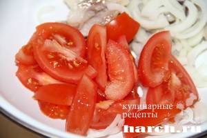 salat s seldiu svekloy i pomidorami_3