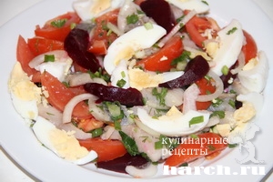 salat s seldiu svekloy i pomidorami_5