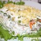 sloeniy salat s pecheniu treski i avokado snegniy_10
