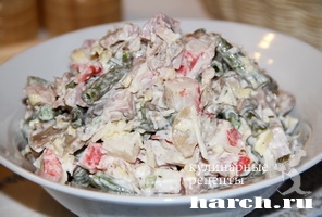 salat is kopchenoy kurici s krabovimi palochkami severnoe more_9