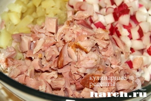 salat s kopchenoy kuricey i redisom_3