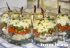 Салат со шпротами в бокалах Акватика