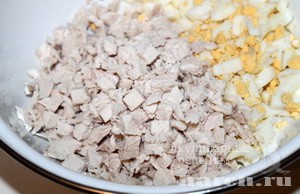 Салат с курицей, грибами и кукурузой Глория