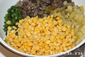 Салат с курицей, грибами и кукурузой Глория