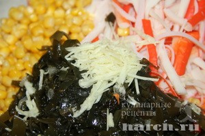 salat is morskoy kapusty s krabovimi palochkami i kukuruzoy vodniy mir_5