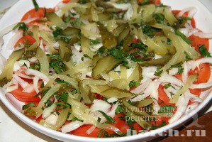 pomidorniy salat s marinovannimy ogurcamy_5