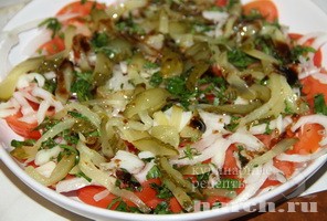pomidorniy salat s marinovannimy ogurcamy_6