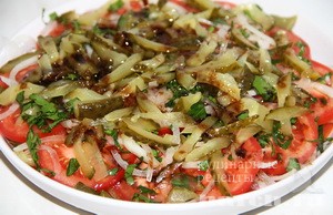 pomidorniy salat s marinovannimy ogurcamy_7