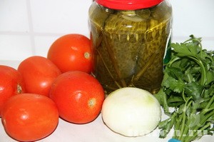 pomidorniy salat s marinovannimy ogurcamy_8