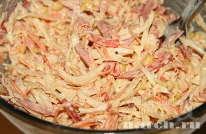 kapustniy salat s krabovimy palochkamy i kolbasoy dgango_8