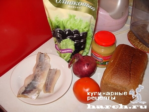 Бутерброды с сельдью, луком и помидорами