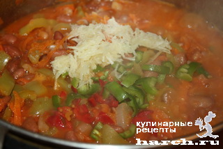 Фасоль с овощами в томатном соусе
