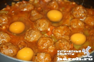 Фрикадельки, тушеные с фасолью и яйцами по-болгарски