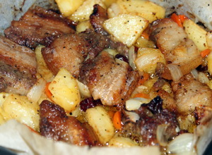 Грудинка, запеченная с картофелем по-суворовски