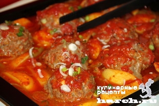 Котлеты, запеченные с картофелем и томатами по-турецки
