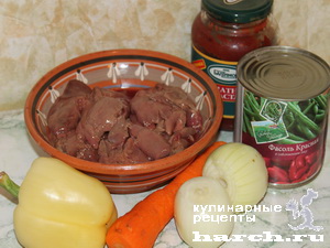 Куриная печень с фасолью и овощами в томатном соусе