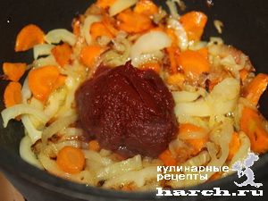 Куриная печень с фасолью и овощами в томатном соусе
