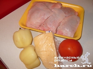 Куриные бедрышки с помидорами, сладким перцем и сыром