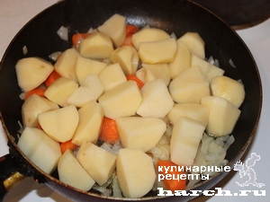 Куриные желудочки с картофелем в горшочке по-украински