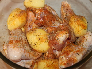 Куриные крылышки с молодым картофелем в рукаве