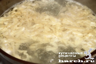 Куриный суп с грибами и картофельной лапшой