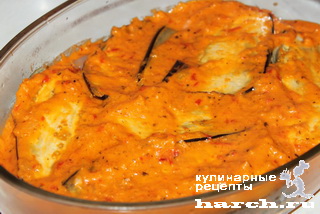 Куриное филе, запеченное с баклажанами в соусе под сыром