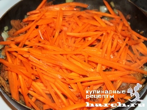Куриное филе с лисичками и морковью в сметане