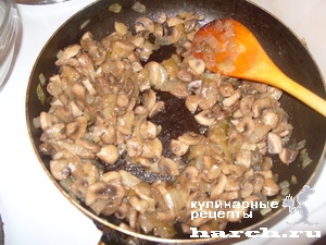 Мясные ватрушки с грибами и овощами под сыром