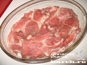 Мясо, запеченное с грибами под пикантным соусом