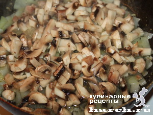 Печеночники с рисом под грибным соусом