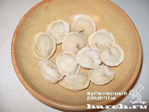Пельмени, запеченные с помидорами и луком по-московски