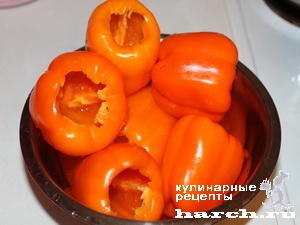 Перец, фаршированный овощами и рисом в томатном соусе