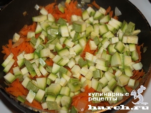 Перец, фаршированный овощами и рисом в томатном соусе
