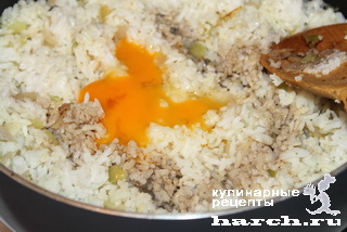 Рис, жареный с соевым соусом и яйцом