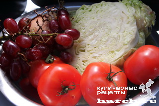 Салат из капусты с помидорами и виноградом по-цимлянски