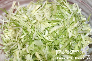 Салат из капусты с сыром и брусникой "Лапинский"