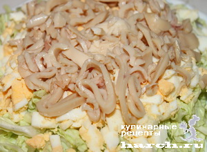 Салат из китайской капусты с консервированными кальмарами "Лирика"