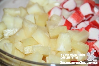 Салат из крабовых палочек с ананасом "Нега"