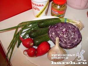 Салат из краснокочанной капусты с редисом и свежим огурцом